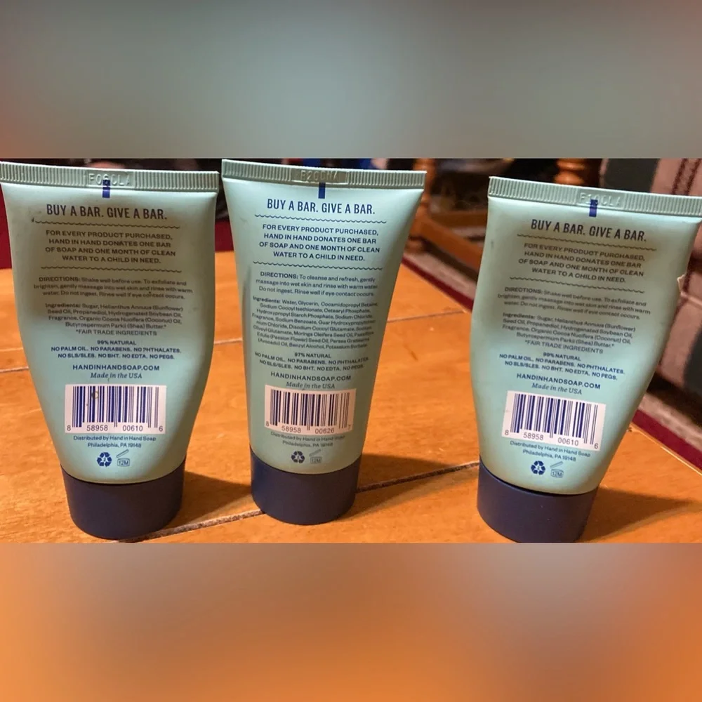 NWT Hand In Hand 2 oz Bottles Of Sugar Scrub and Body Wash